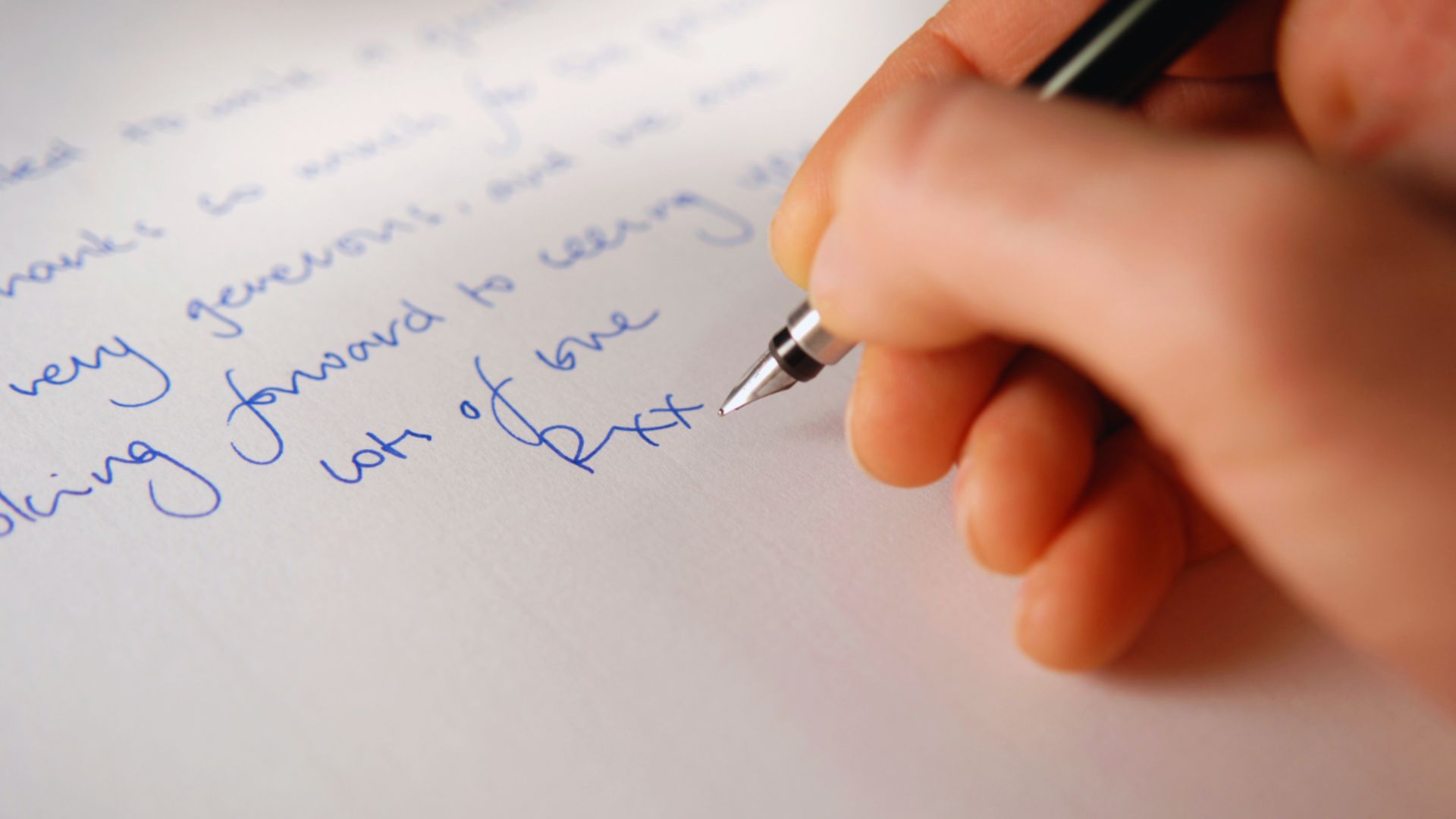 Image illustrating steps for writing a professional letter to a boss, including structure and key phrases.