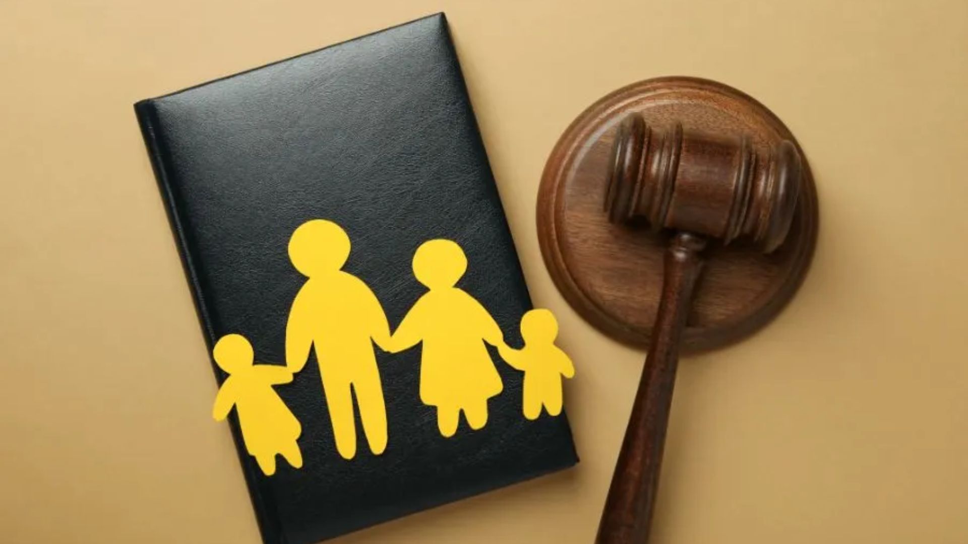Image depicting family law challenges and adaptations during the COVID-19 pandemic, highlighting legal consultations and virtual meetings.
