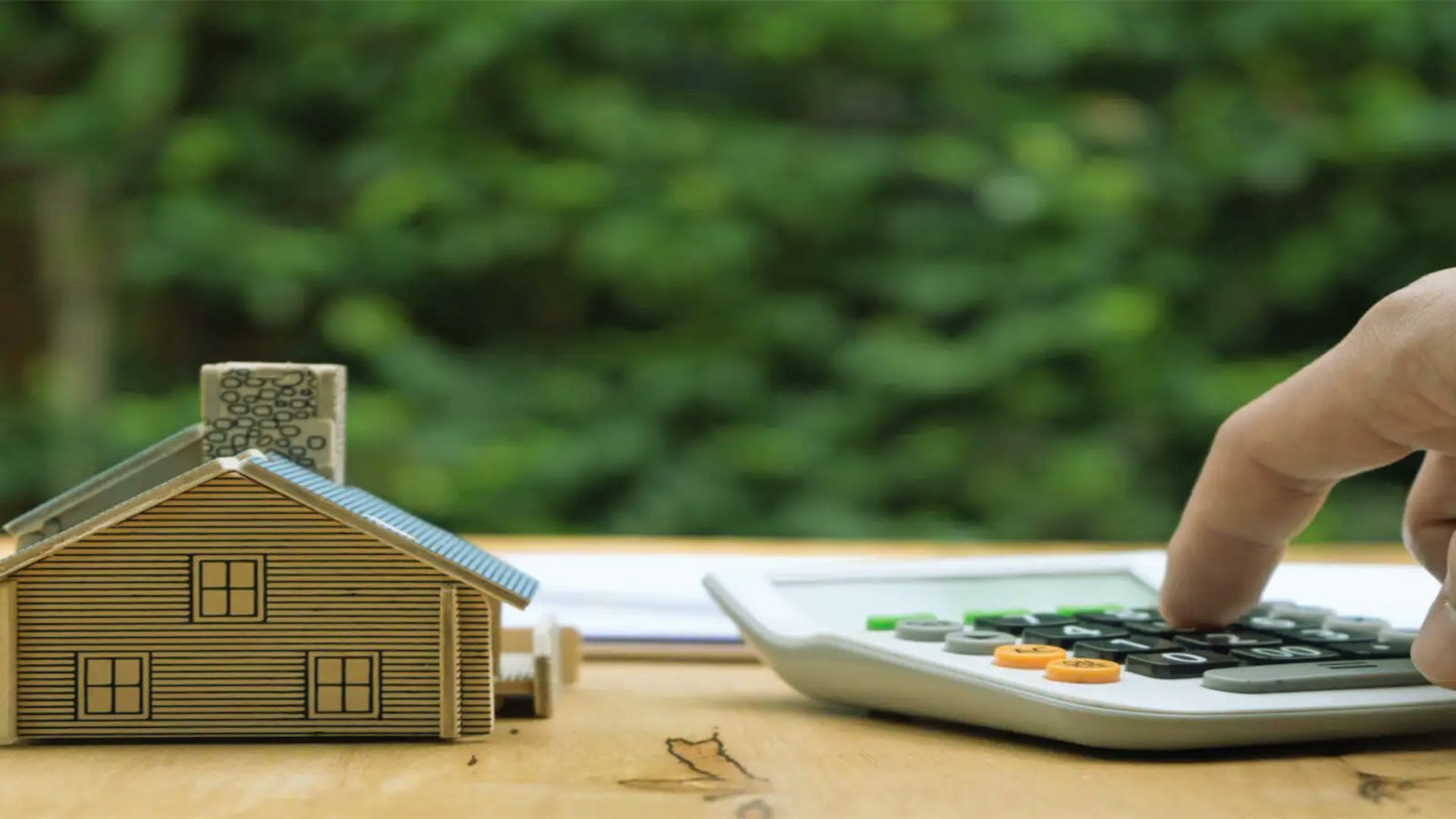 Image illustrating steps to calculate your home's value, including market analysis and property comparisons.