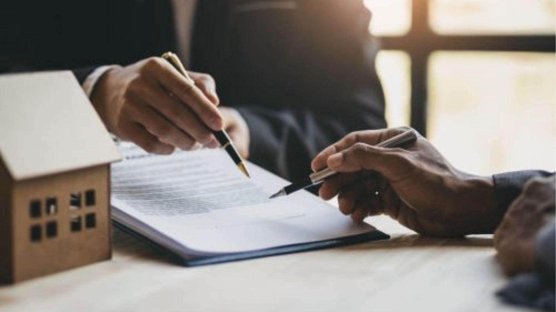 Client signs property inheritance paperwork with advisor to decide Per Stirpes vs Per Capita.