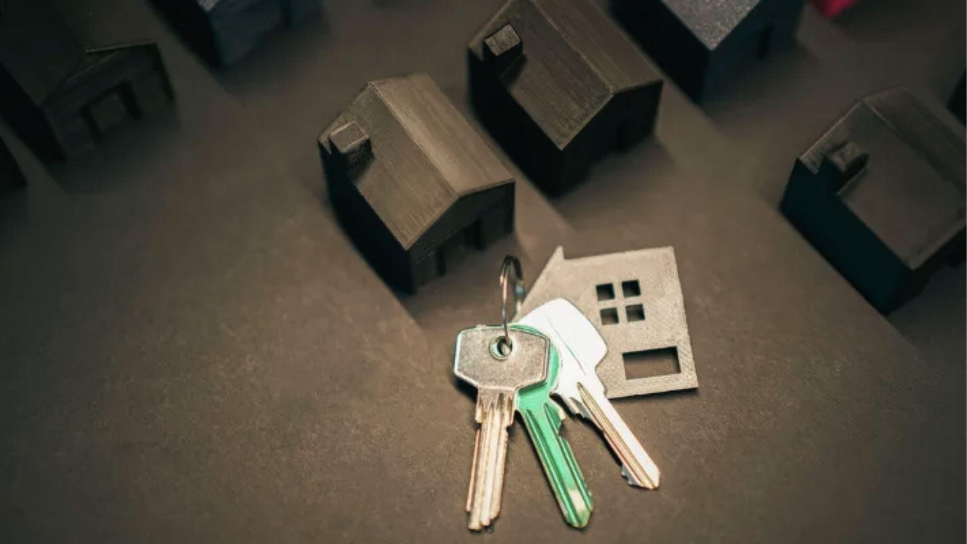 House keys with miniature homes, symbolizing property ownership laws in Virginia squatter disputes.
