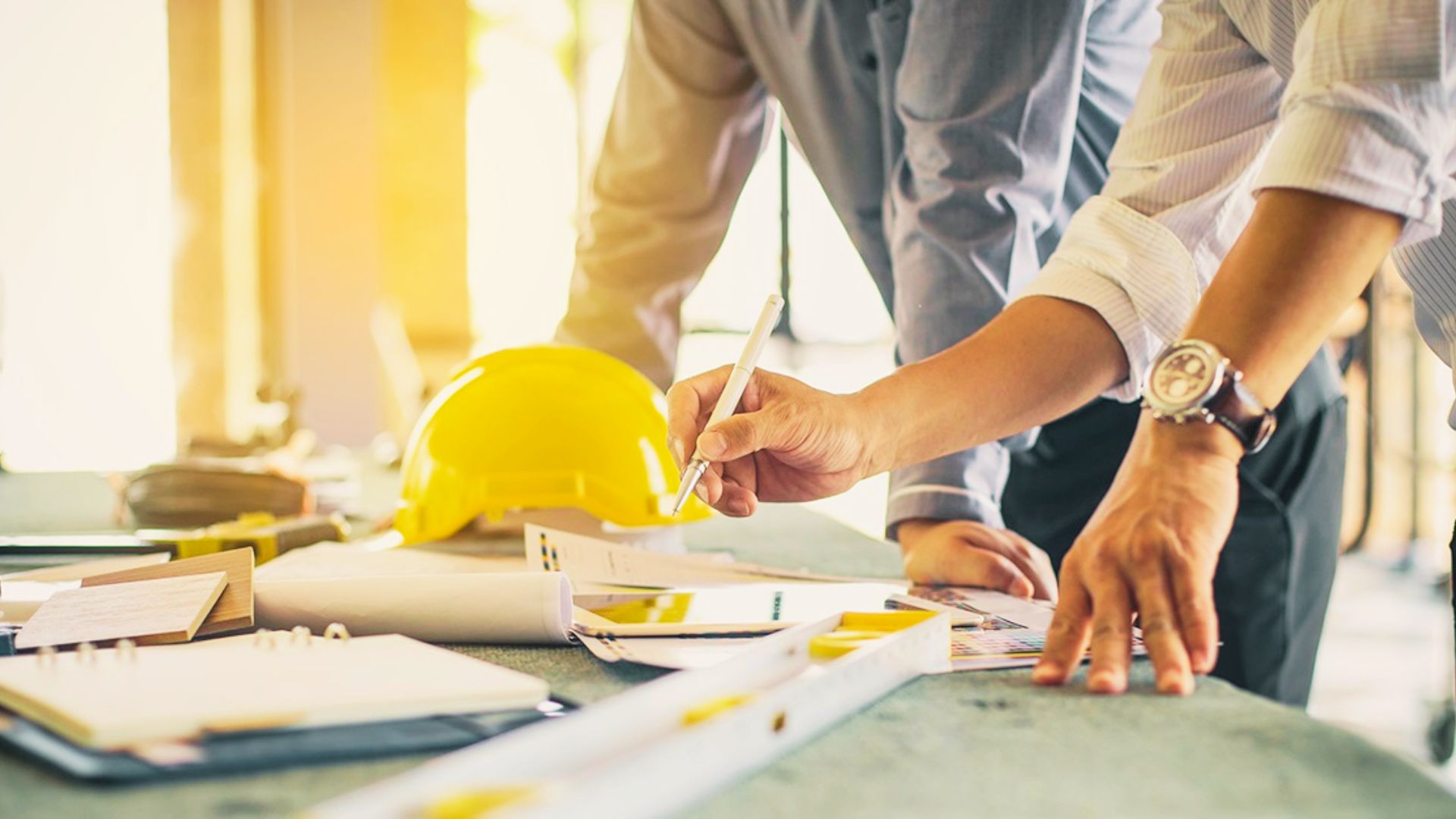 the construction workers discussing the defect law in Construction.
