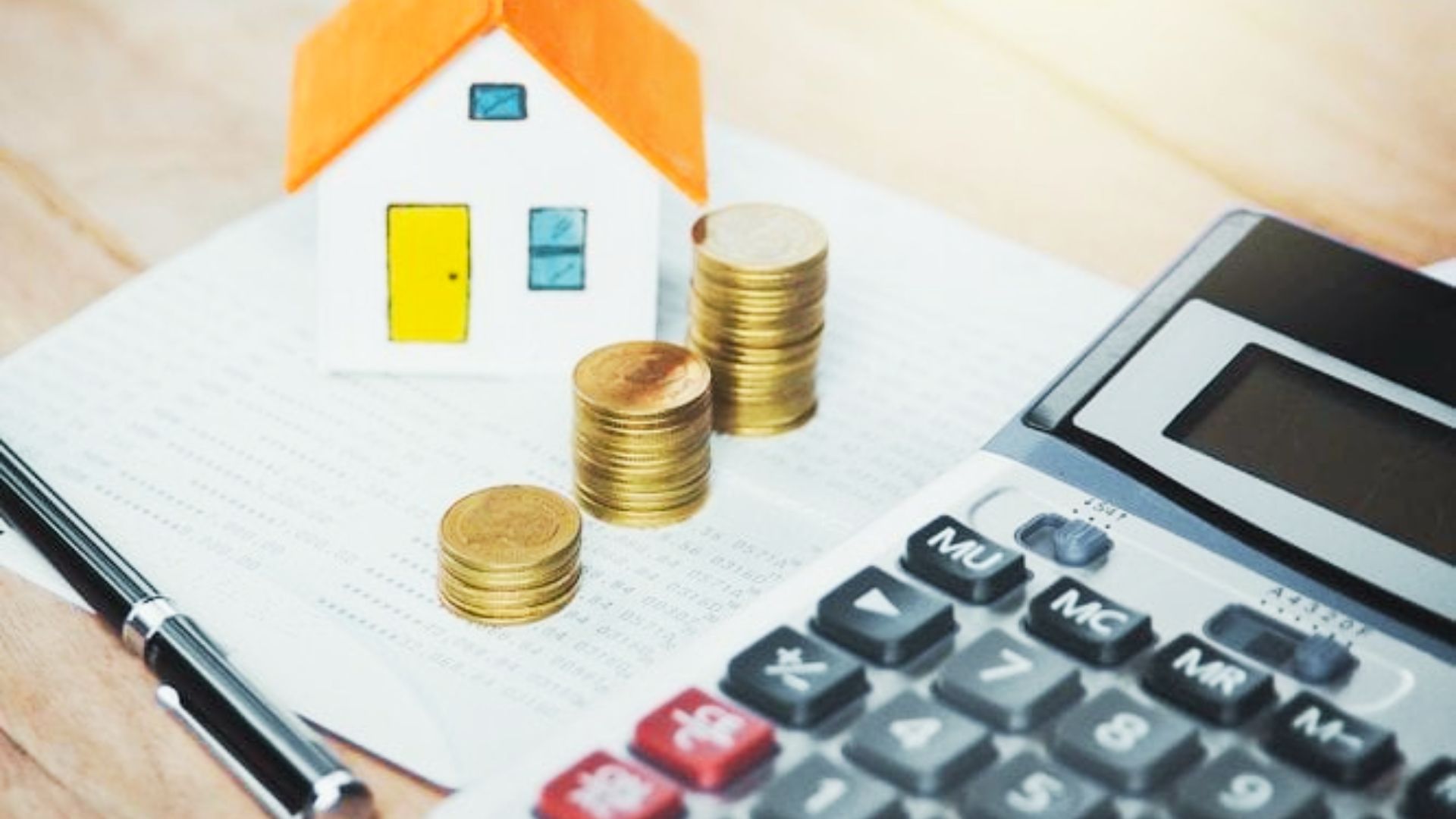 Visual guide outlining reverse mortgage types, highlighting benefits and eligibility criteria for homeowners.