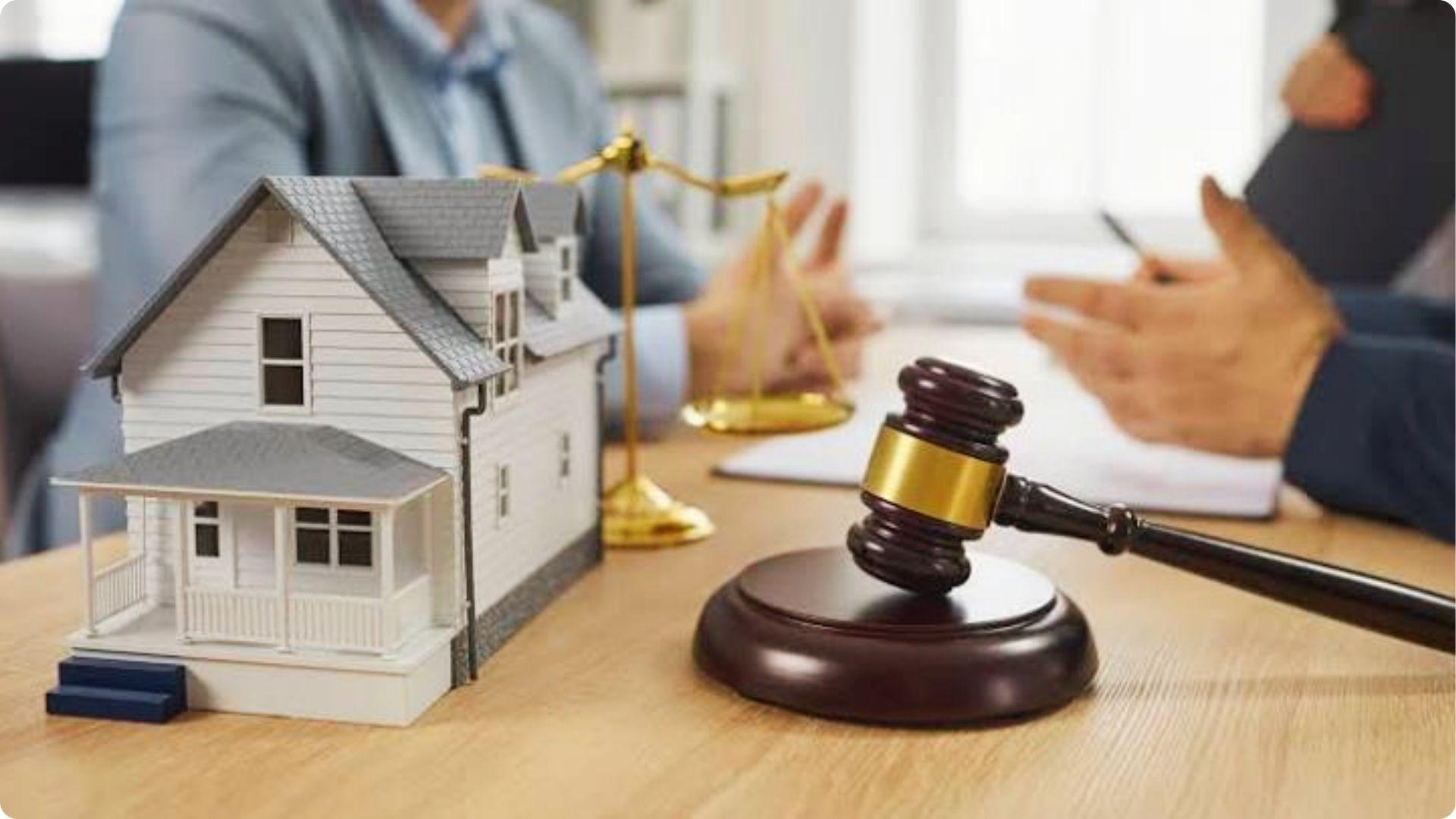 White house model with gavel and justice scale depicts property dispute mediation and legal hearing